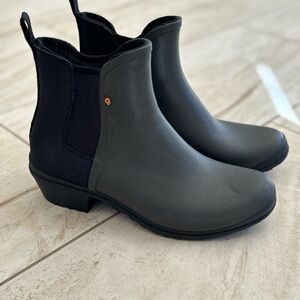 Women’s BOGS Vista Mid boots size 10